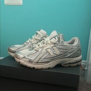 New Balance Women's Silver and White Athletic Running Shoes 1960R